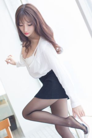 小受在公交车被八个男人强